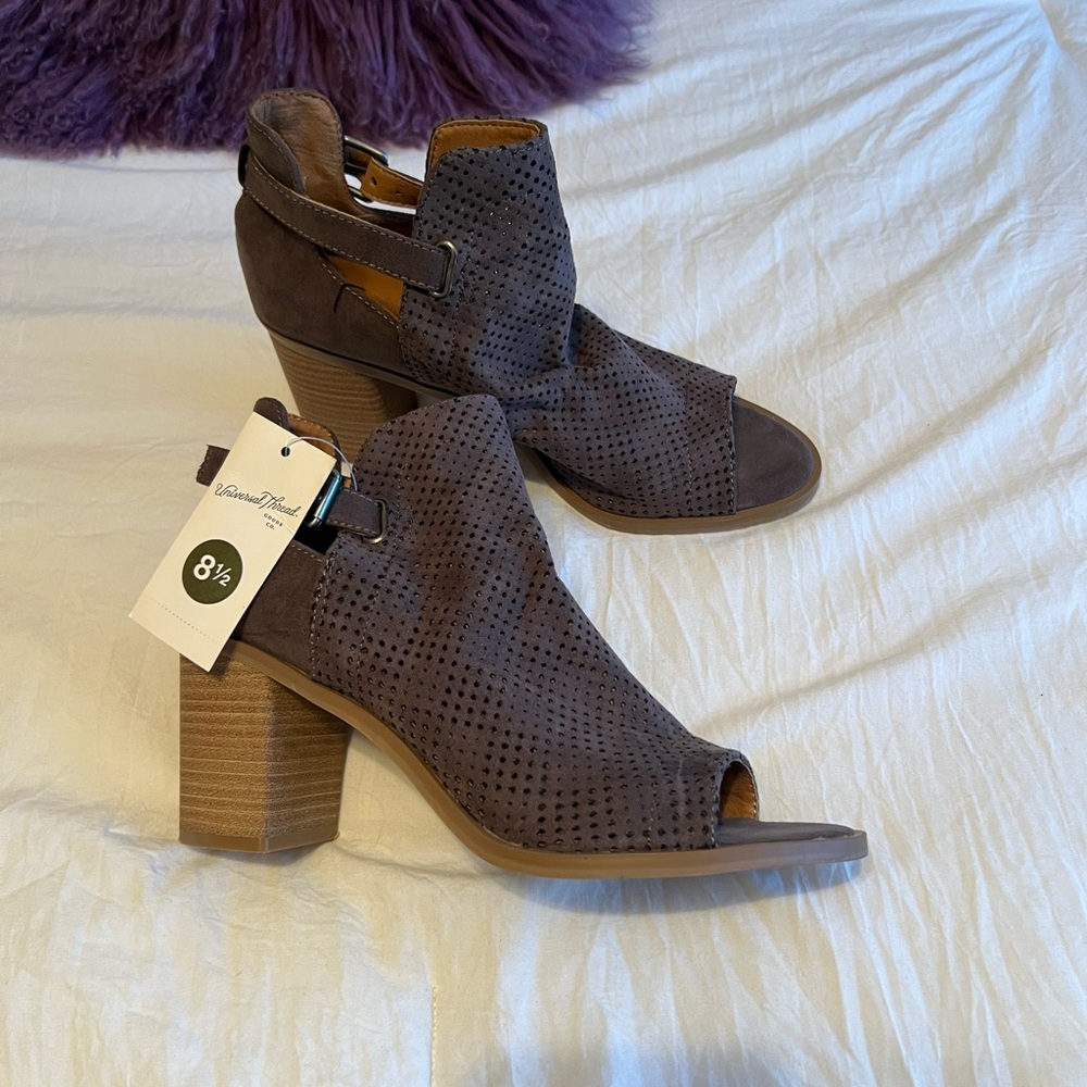 Peep toe shoes